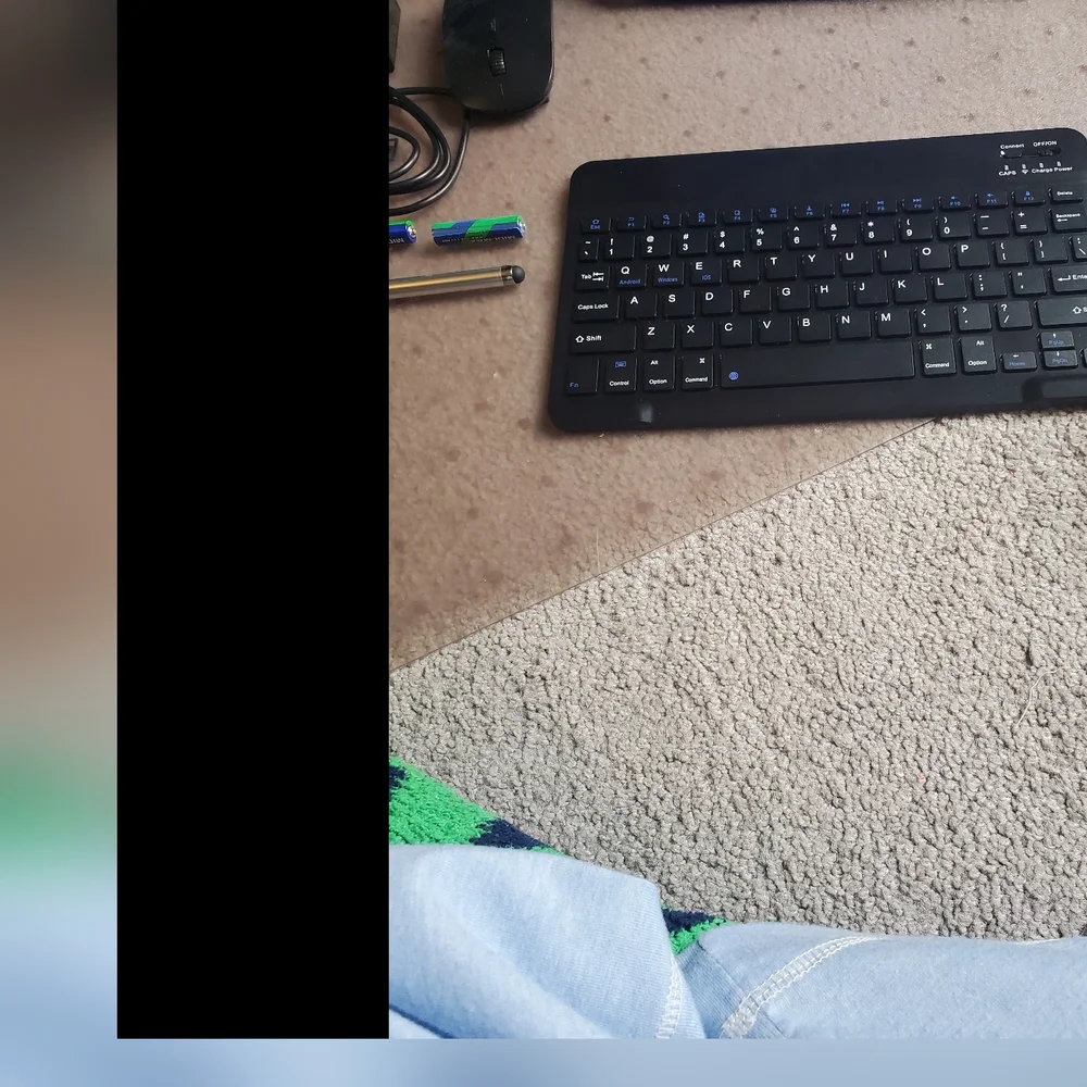 This is a Meiza Andriod Tablet with Black Keyboard